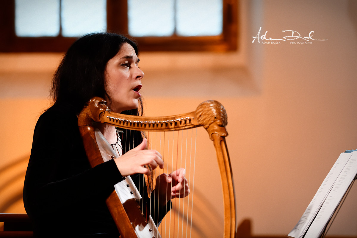 Hana Blažíková hraje na harfu